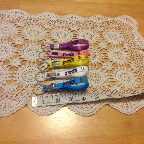 swiftie alert - five T.S. keyrings - Picture 3 of 3